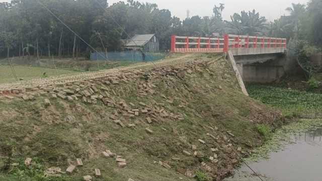 সেতুর সংযোগ সড়কে ধস