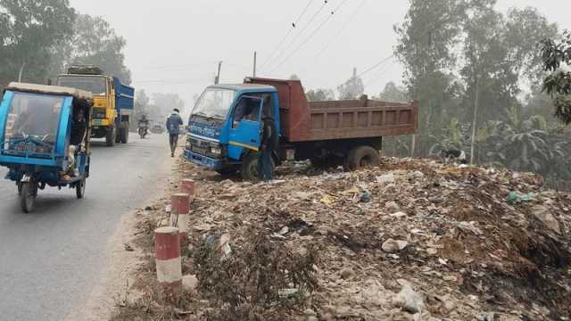 পৌর নালার বর্জ্যে নাব্য হারাচ্ছে করতোয়া নদী