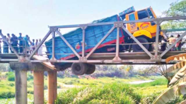 সেতুর ওপর ঝুলছে ট্রাক