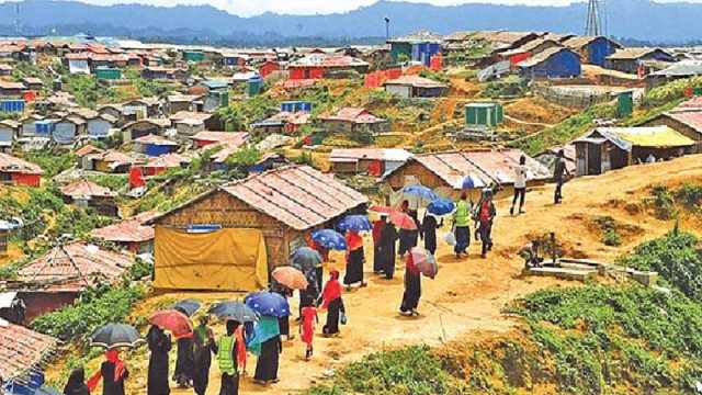 প্রাণ বাঁচাতে রোহিঙ্গারা অনিশ্চিত গন্তব্যে