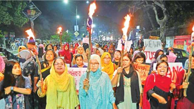 ক্ষোভে ফুঁসছে দেশ, মধ্যরাতে উত্তাল ঢাকা বিশ্ববিদ্যালয়