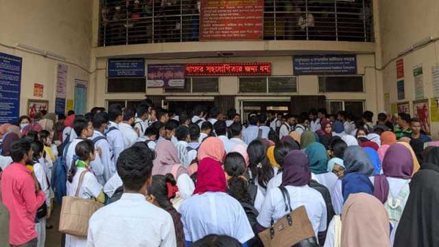 আউটডোরে তালা দিয়ে চিকিৎসকদের বিক্ষোভ