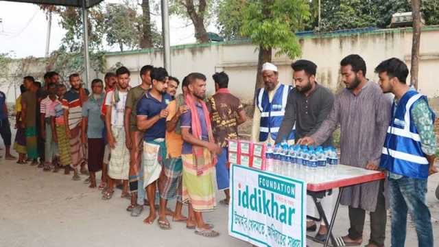 অসহায়-দুস্থ রোজাদারের জন্যই তাদের আয়োজন