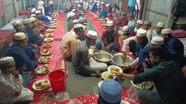 টিফিনের টাকা বাঁচিয়ে শিশুদের জন্য ইফতারি