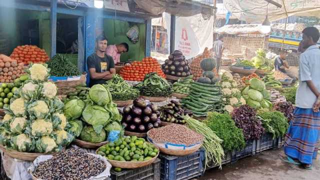 সবজির দরে খুশি ক্রেতা লোকসানে কৃষক