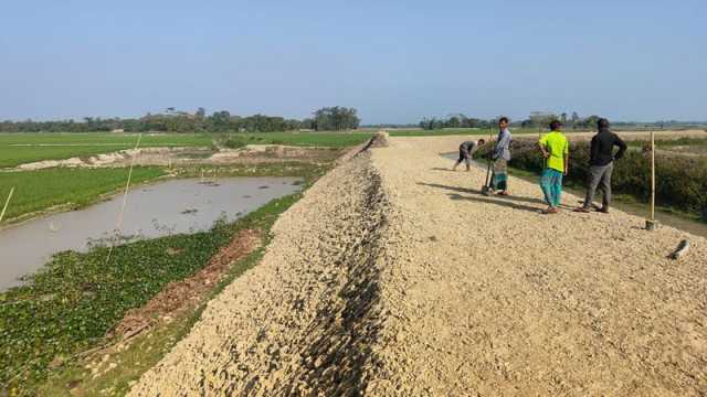 ফসল রক্ষা বাঁধের কাজে এবারও ‘টাইমড আউট’