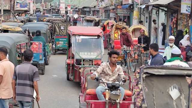 অটোরিকশার দখলে সড়ক চলাচলে ভোগান্তি মানুষের