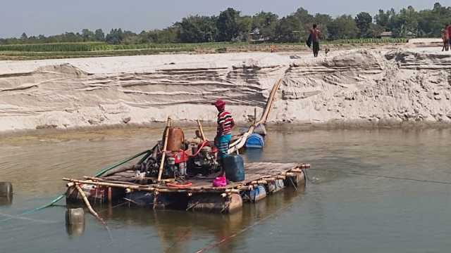 যমুনা তীরের বালু বিক্রি ভাঙনের শঙ্কা