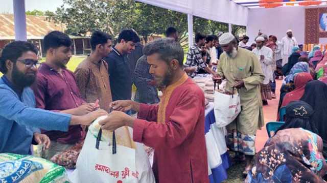 টাকা ছাড়াই ব্যাগভর্তি বাজার করলেন তারা