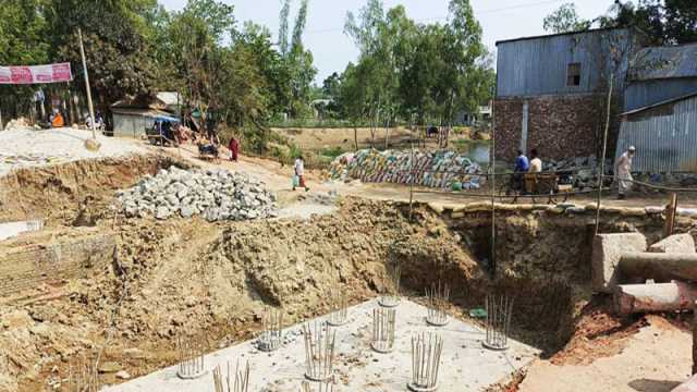 সেতুর ৪০ শতাংশ কাজ করে ঠিকাদার লাপাত্তা