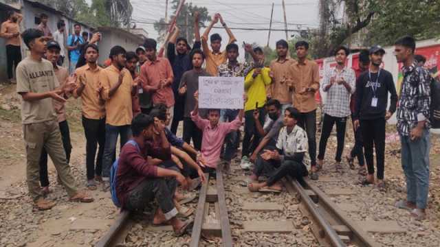 শিক্ষার্থীদের অবরোধে আটকা দুই ট্রেন