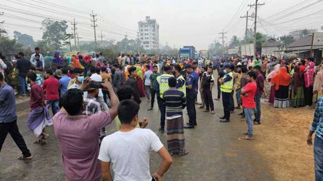 ঢাকা-ময়মনসিংহ মহাসড়কে দুই স্থানে শ্রমিক বিক্ষোভ