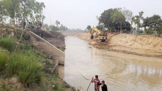 প্রকল্পে নদীর নাম হয়েছে খাল পানি ছেড়ে চলে খননকাজ