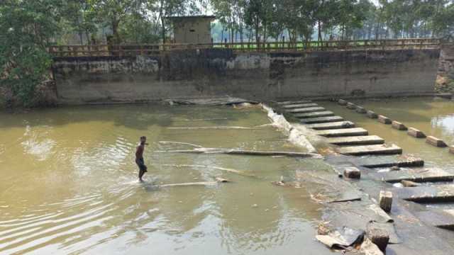 করাঙ্গীর ‘মরা তিমি’ ৩ কোটি টাকার রাবারড্যাম