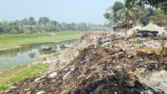 আস্তাকুঁড় নেই, বর্জ্য ফেলা হচ্ছে সড়কের পাশে ও নদীতে