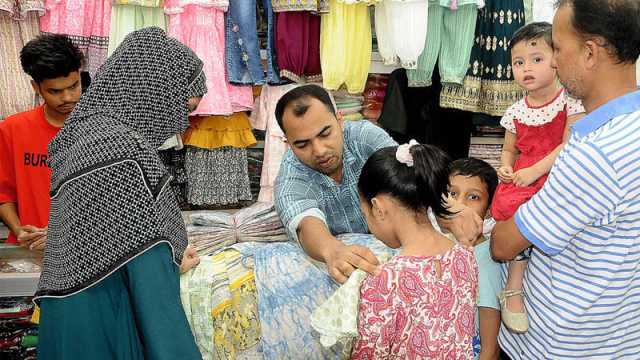 স্বস্তির কেনাকাটায় অনেকের ভরসা হকার্স মার্কেট