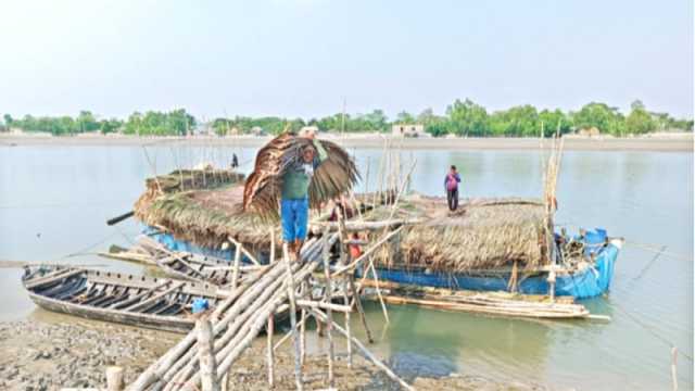 ঘুষের টাকা উসুলে বাড়তি কোপ গোলপাতায়