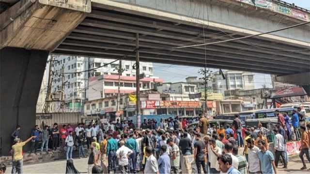 চট্টগ্রামে টেম্পো ও মাহিদ্রা চালকদের সড়ক অবরোধ, হাজারো মানুষের ভোগান্তি