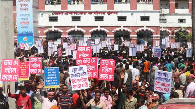 পরিবেশবান্ধব ইটভাটা চালুর দাবিতে জেলা প্রশাসকের কার্যালয় ঘেরাও