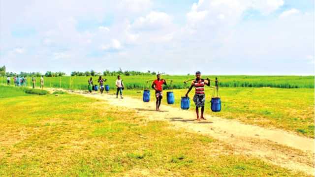 বদলে যাওয়া কৃষিতে সুপেয় পানির জন্য হাহাকার