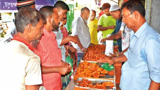 খরচ দ্বিগুণ, পেটভরে ইফতার নিয়ে চিন্তায় কম আয়ের মানুষ