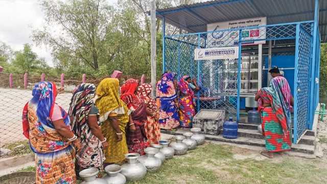 নোনাজলে সাতক্ষীরার মানুষের বেঁচে থাকার সংগ্রাম