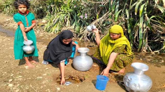 খরায় শুকিয়ে মরছে ছড়া, পানির সংকটে পাহাড়িরা