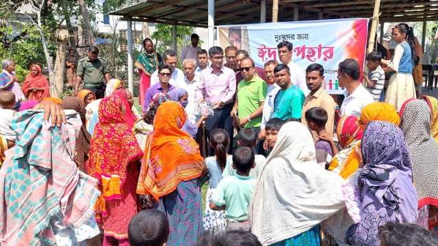 শতাধিক মানুষ পেল ঈদের নতুন পোশাক 