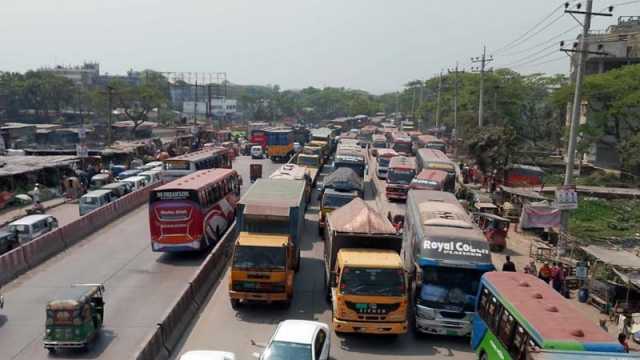 ঢাকা-চট্টগ্রাম মহাসড়কে ১৫ কিলোমিটার যানজট