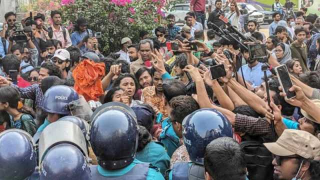 ইন্টারকন্টিনেন্টাল মোড়ে ধর্ষণবিরোধী বিক্ষোভকারীদের সঙ্গে পুলিশের সংঘর্ষ