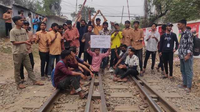 শিক্ষার্থীদের অবরোধে আটকা দুই ট্রেন