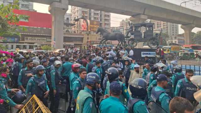 ইন্টার কন্টিনেন্টাল মোড়ে ধর্ষণবিরোধী বিক্ষোভকারীদের সঙ্গে পুলিশের সংঘর্ষ