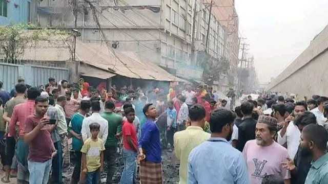 গাজীপুরে নারী শ্রমিকের মৃত্যুর জেরে মহাসড়ক অবরোধ, ভাঙচুর-অগ্নিসংযোগ