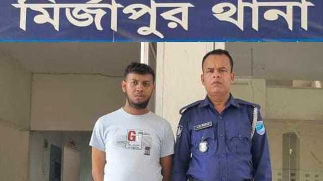 নারী ক্রেতাদের পর্নোগ্রাফি তৈরি, দোকানি গ্রেপ্তার