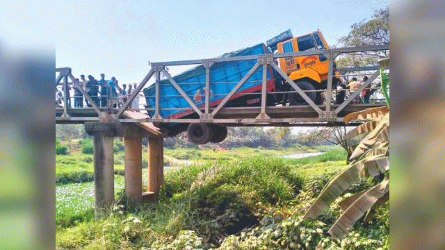 সেতুর ওপর ঝুলছে ট্রাক