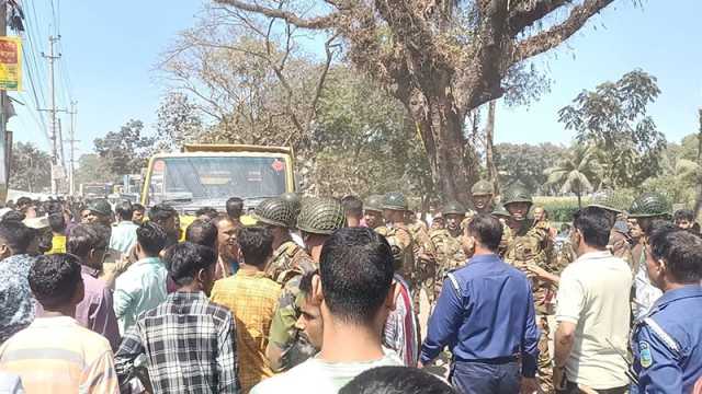 সড়কে বাস দাঁড় করিয়ে যাত্রী ওঠা-নামানোয় চালককে ‘লাঠিপেটা’