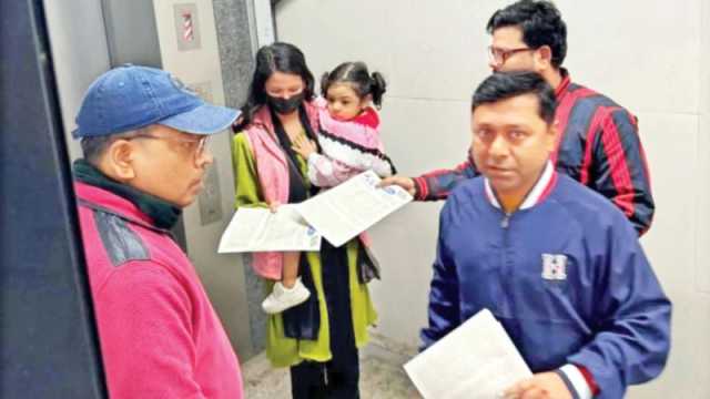 আ. লীগের প্রচারপত্র বিতরণ: শেকৃবিতে ডেপুটি রেজিস্ট্রারের বাসা থেকে কর্মকর্তা আটক