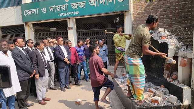 নারায়ণগঞ্জের ডিসি-এসপি অফিসের সামনে বঙ্গবন্ধুর ম্যুরাল ভাঙচুর 