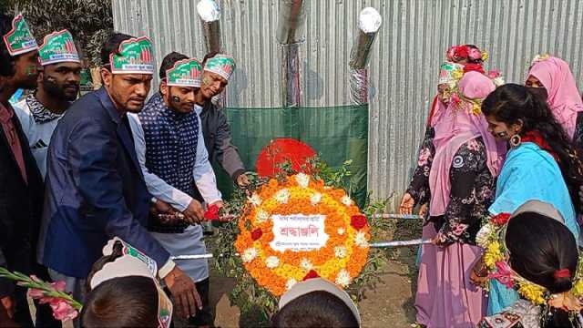 কলাগাছে নির্মিত শহীদ মিনারে ভালোবাসা মাখানো পুষ্পাঞ্জলি