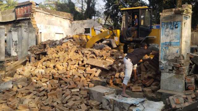 এবার গুঁড়িয়ে দেওয়া হলো নাটোর আ.লীগ কার্যালয়