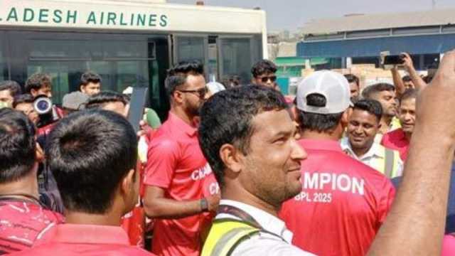 লঞ্চে নয়, বিমানে চড়ে বরিশাল নামলো বিপিএল ট্রফি