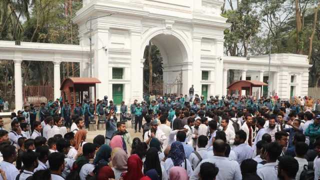 সুপ্রিম কোর্টের সামনে ইন্টার্ন চিকিৎসকদের বিক্ষোভ মিছিল