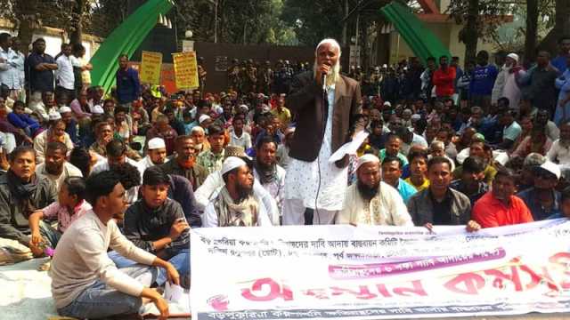 ক্ষতিপূরণের দাবি, লাগাতার অবস্থান কর্মসূচিতে বড়পুকুরিয়ার ১২ গ্রামের বাসিন্দারা