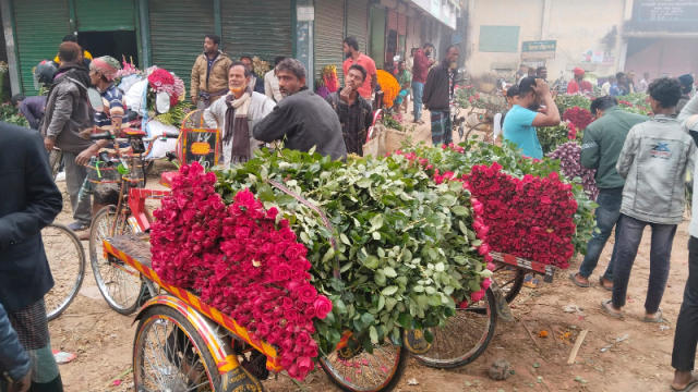 গদখালীতে শেষ মুহূর্তেও বাড়ল না ফুলের দাম