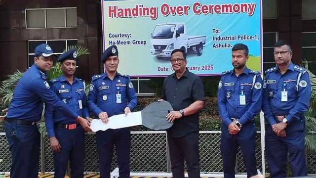 আশুলিয়ায় শিল্প পুলিশকে দুটি গাড়ি দিল হা-মীম গ্রুপ