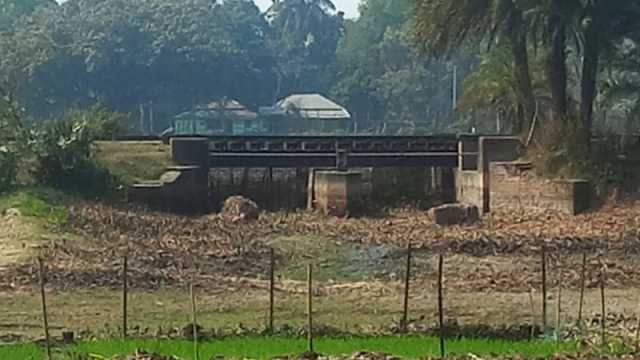 হিলি সীমান্তে রেলসেতু সংস্কারে বিএসএফের বাধা