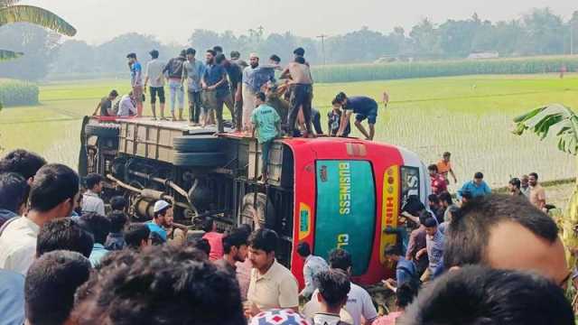 উল্টে গেল ইসলামী বিশ্ববিদ্যালয়ের শিক্ষার্থীদের বহন করা বাস, আহত ২৫