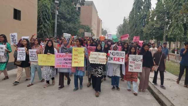 ৪-৫ শ’ জনকে অজ্ঞাত আসামি করে মামলা, আজও শিক্ষার্থীদের বিক্ষোভ লাল কার্ড  