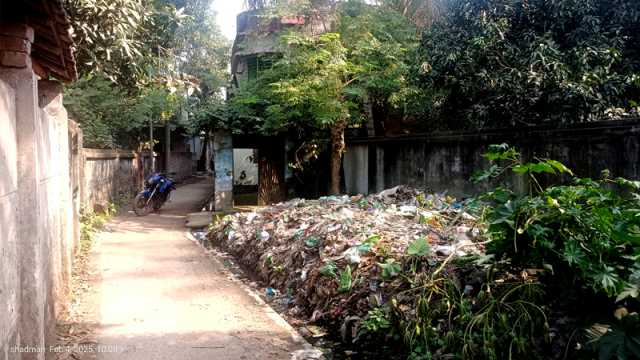 পৌরসভার প্রাচীর ঘেঁষে ভাগাড়, দুর্গন্ধে দুর্ভোগ