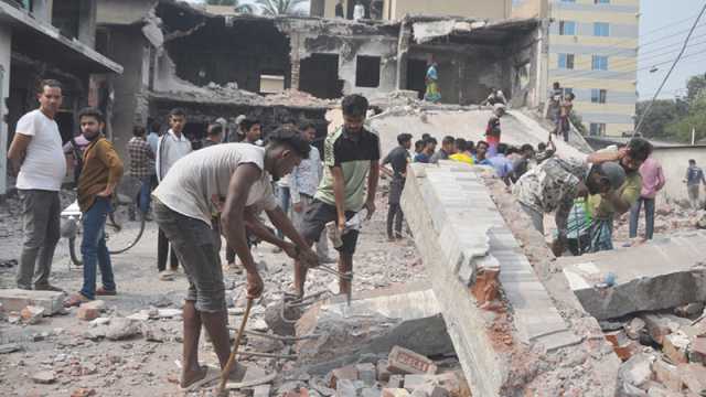 খুলনায় ‘শেখ বাড়ি’ এখন ধ্বংসস্তূপ, ইট-রড খুলে বিক্রি হচ্ছে